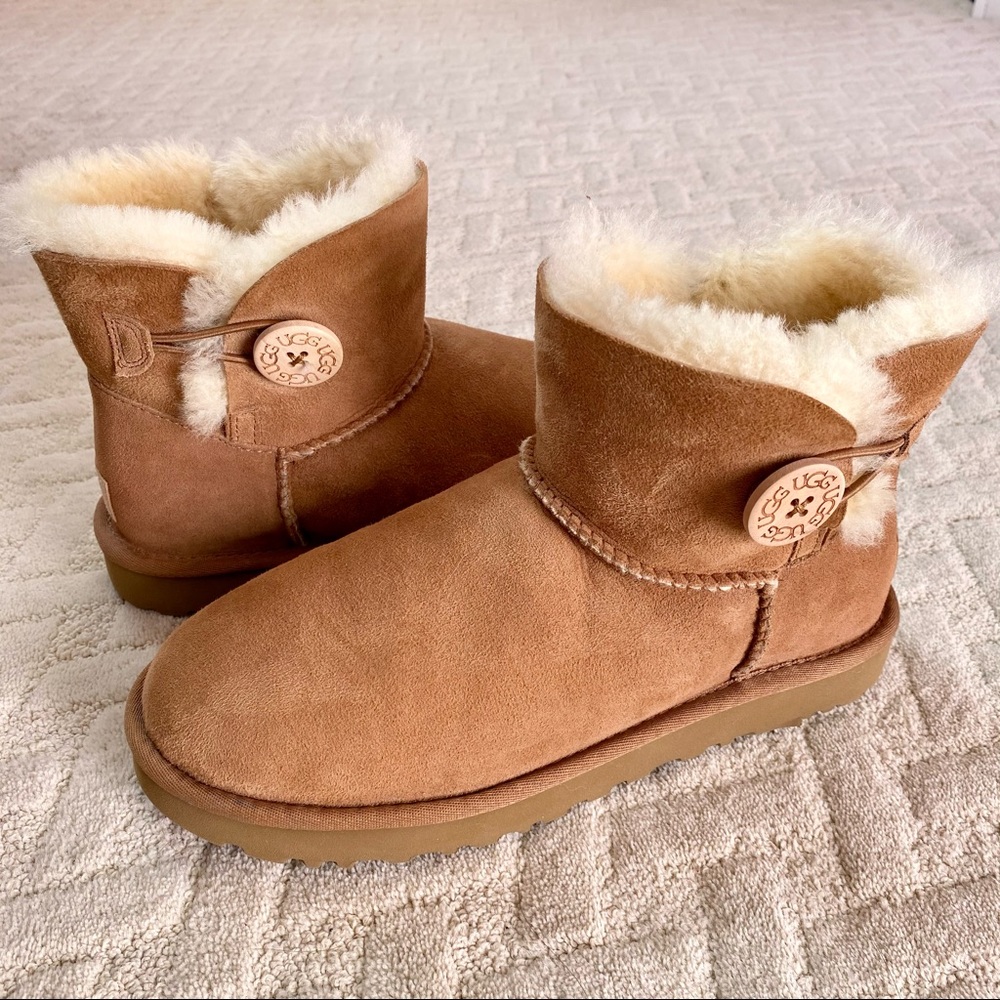UGG Bailey Button in Chestnut Size 8
